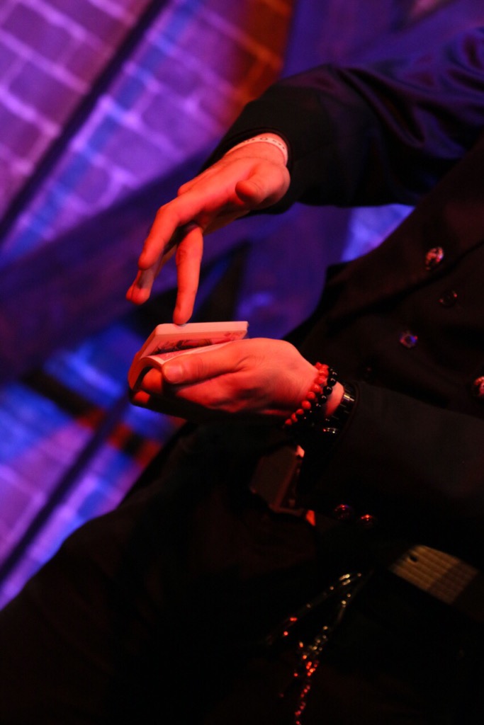 MIKITOが目の前で演じるカードマジック